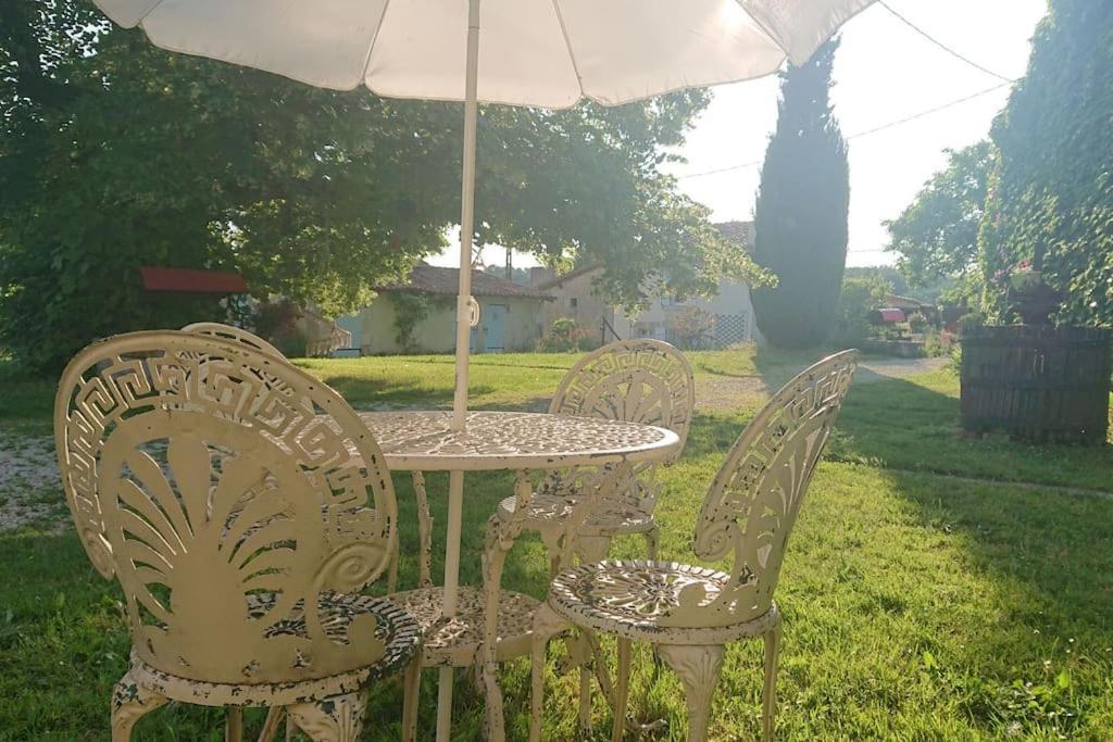 Entire Apartment With Swimming Pool Near Aubeterre Saint-Romain  Экстерьер фото