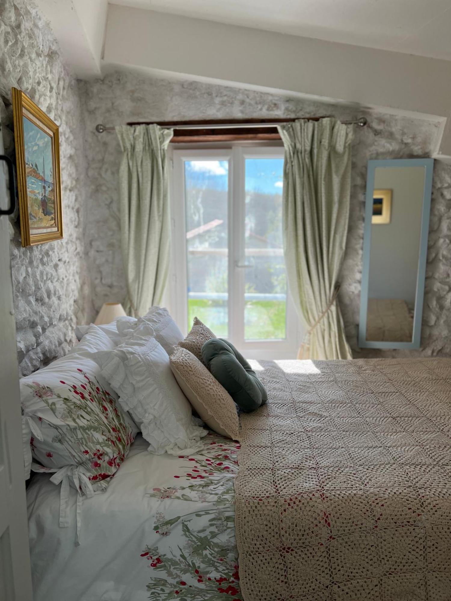 Entire Apartment With Swimming Pool Near Aubeterre Saint-Romain  Экстерьер фото